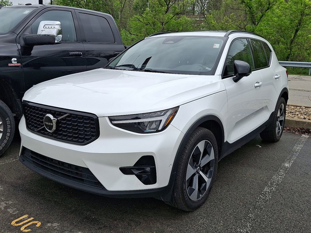Used 2023 Volvo XC40 B4 Ultimate FWD image 3