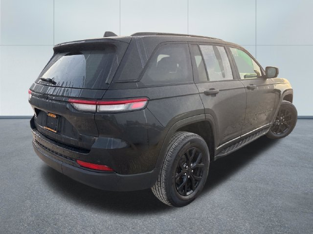 Used 2025 Jeep Grand Cherokee Altitude AWD/4WD image 4