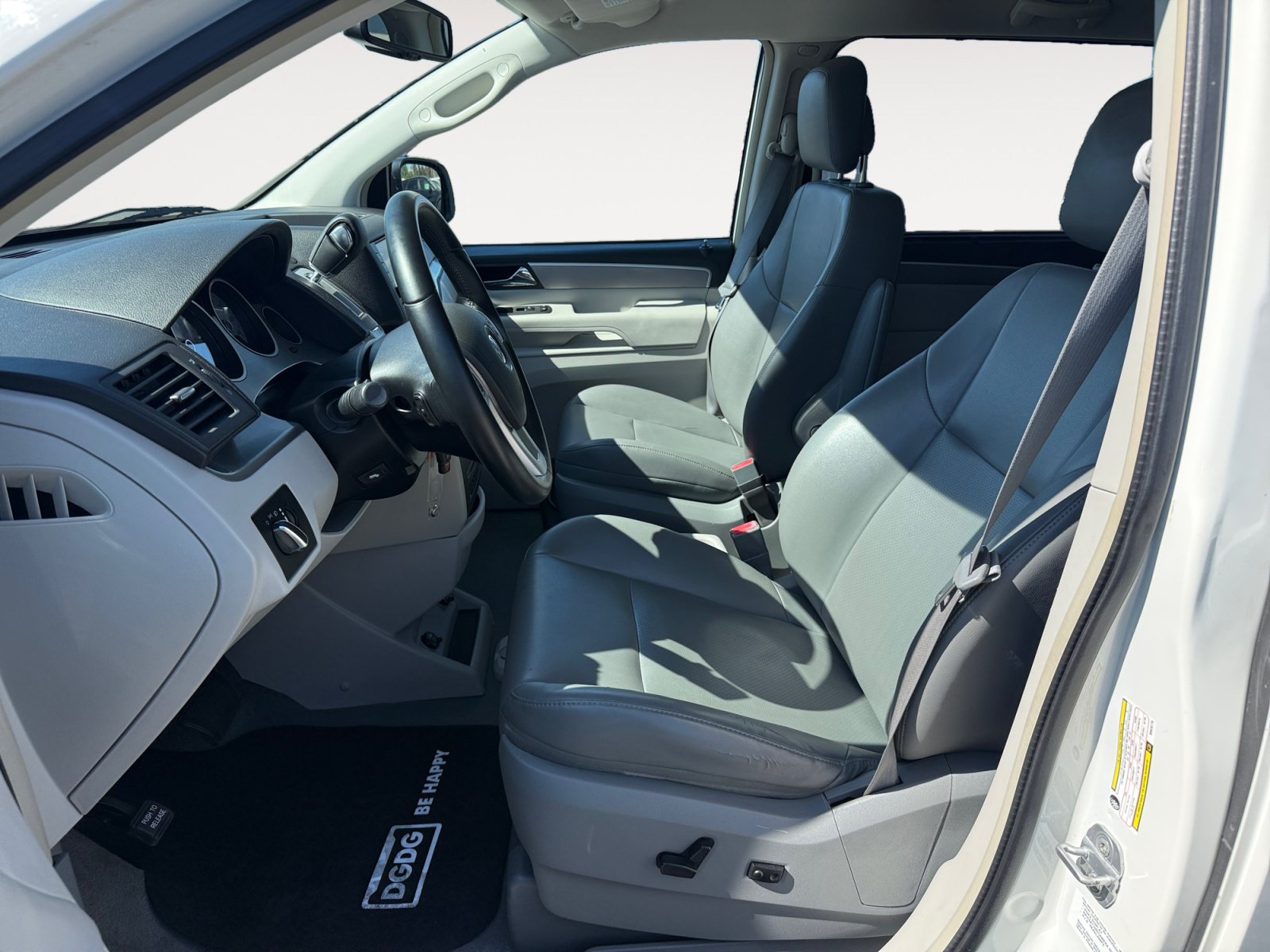 Used 2011 Volkswagen Routan SE FWD image 10