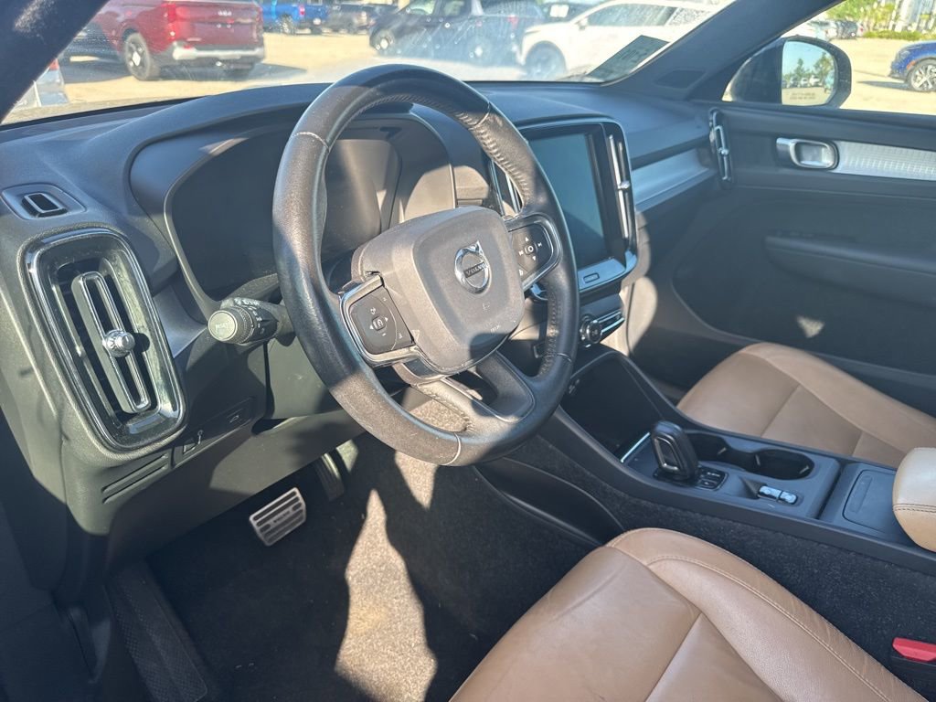 Used 2019 Volvo XC40 T5 Momentum image 12