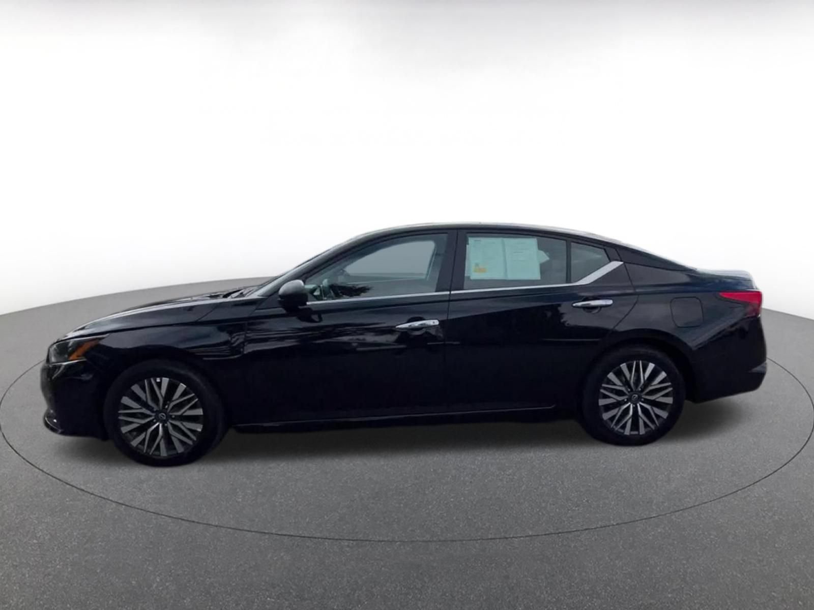 Used 2025 Nissan Altima 2.5 SV FWD image 7