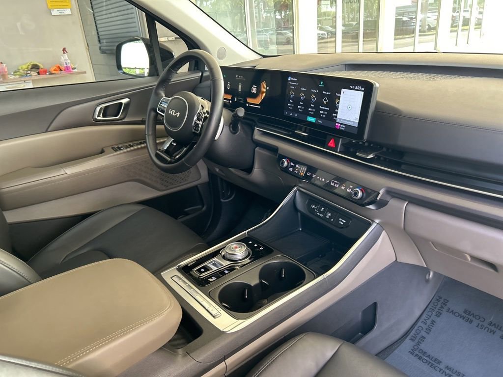 Used 2025 Kia Carnival EX image 28