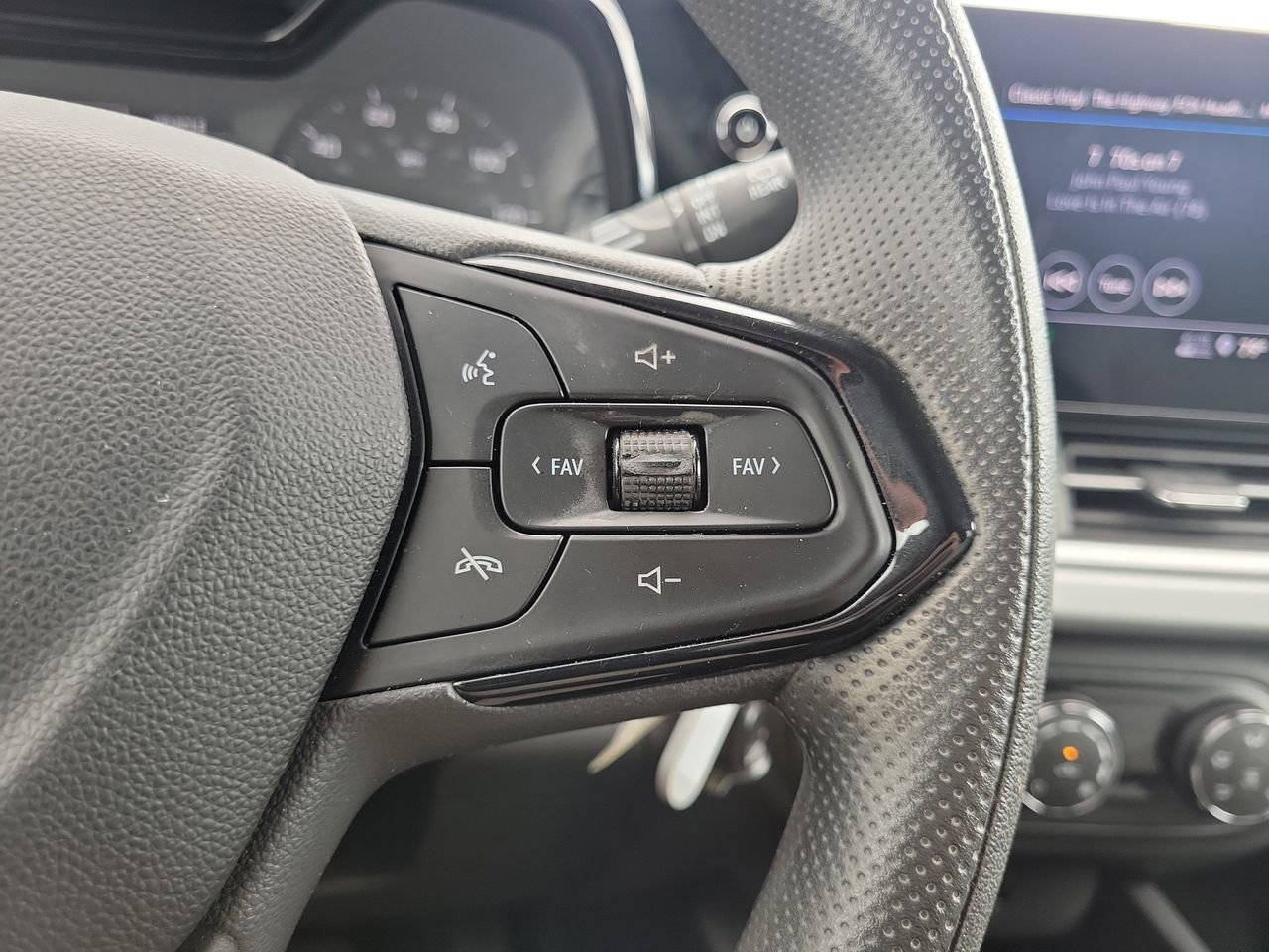 Used 2025 Chevrolet Trax LS image 30