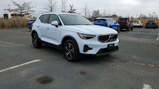 Used 2025 Volvo XC40 B5 Core image 2