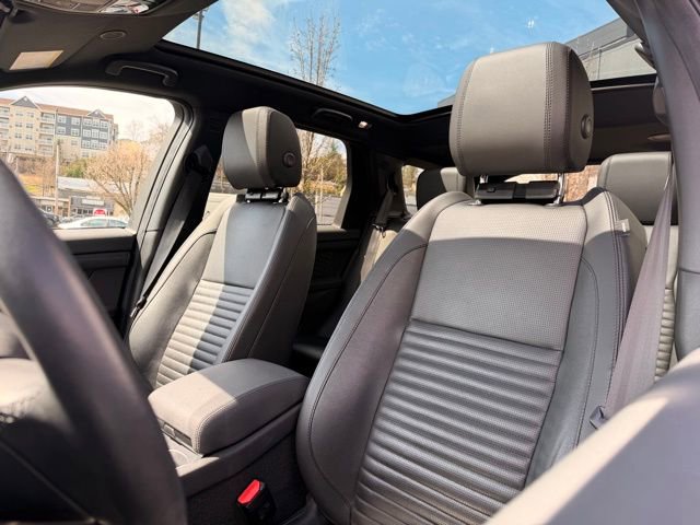 Used 2023 Land Rover Discovery Sport SE image 12