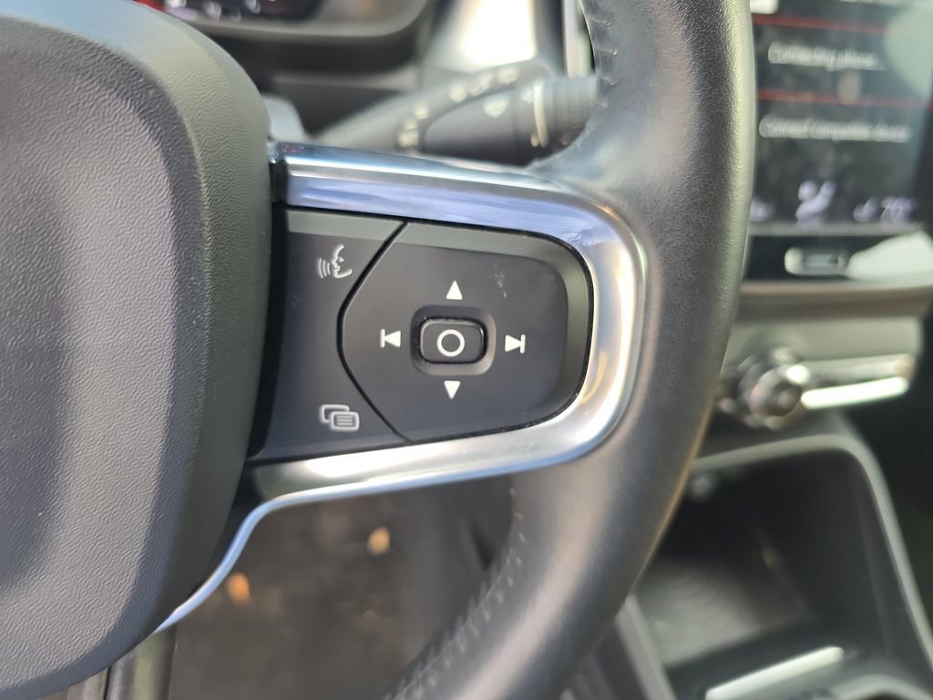 Used 2019 Volvo XC40 T5 Momentum image 24