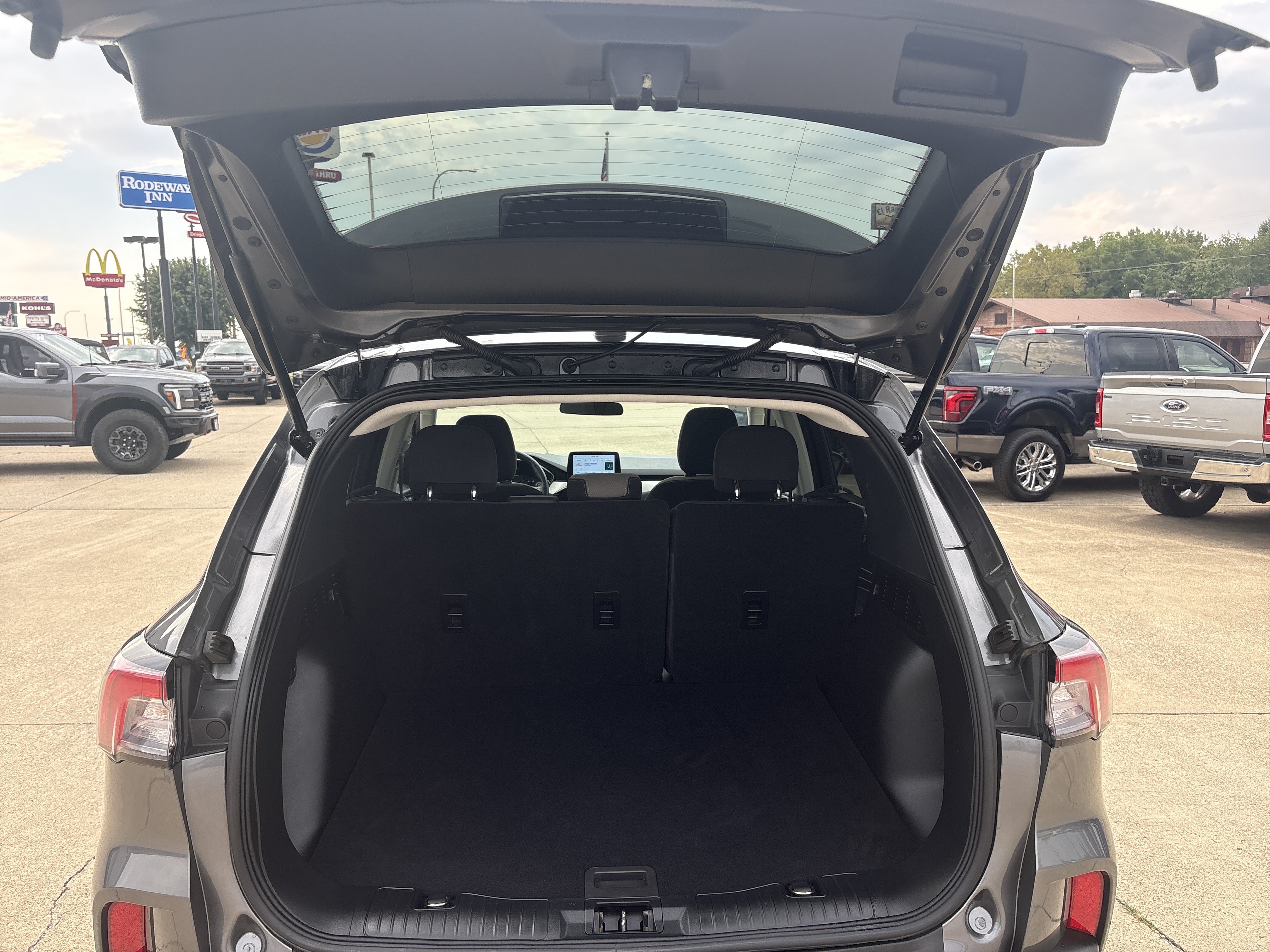 Used 2021 Ford Escape SE w/ SE Sport Appearance Package FWD image 6
