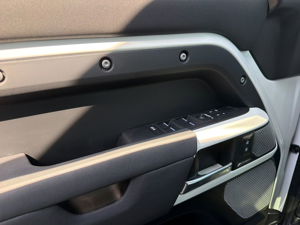 Used 2023 Land Rover Defender 130 S image 37