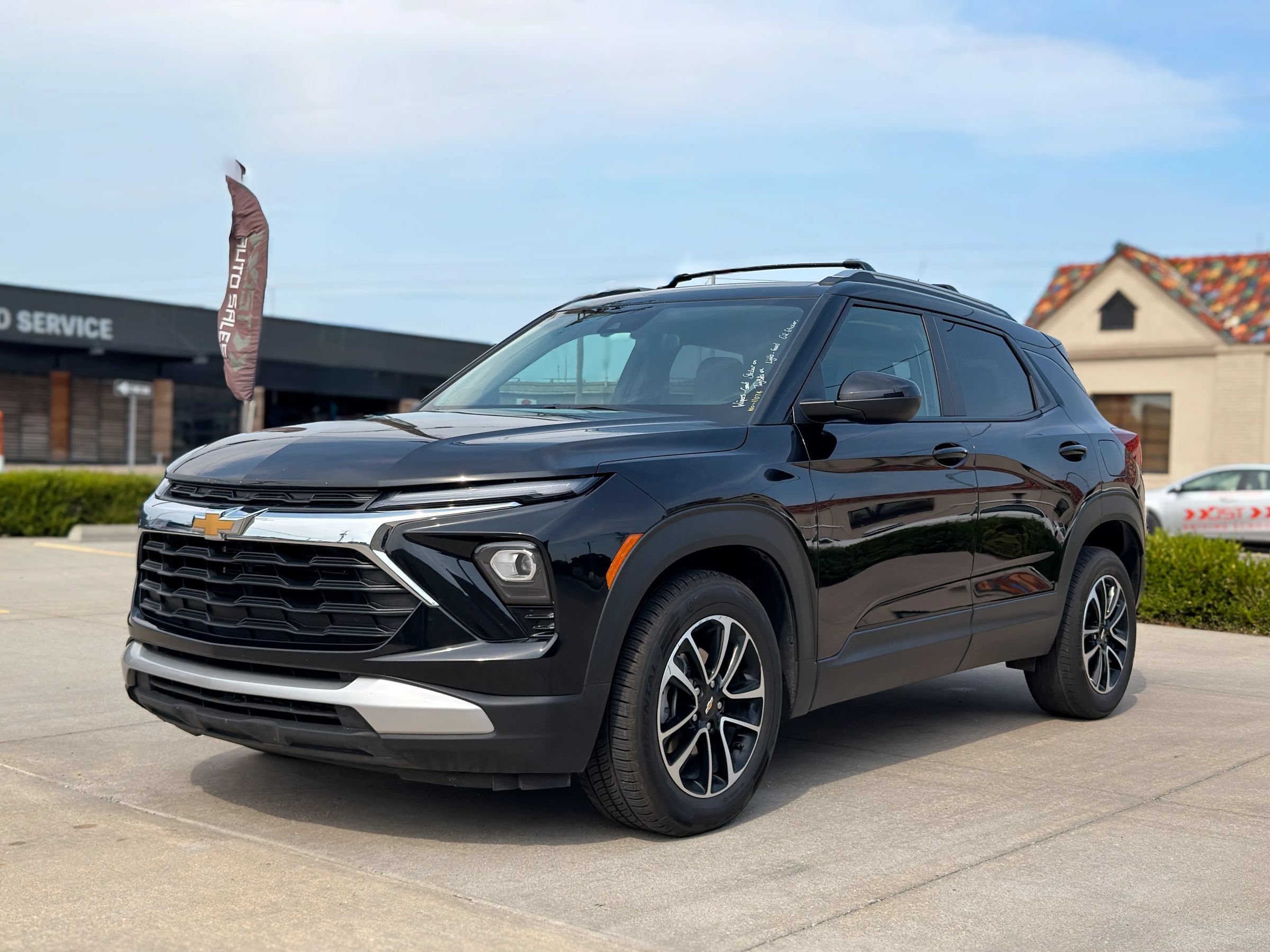 Used 2025 Chevrolet TrailBlazer LT w/ LT Cold Weather Package FWD image 3