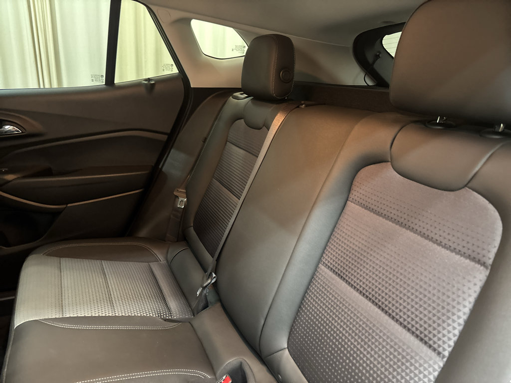 Used 2025 Chevrolet Trax LT w/ LT Convenience Package FWD image 27
