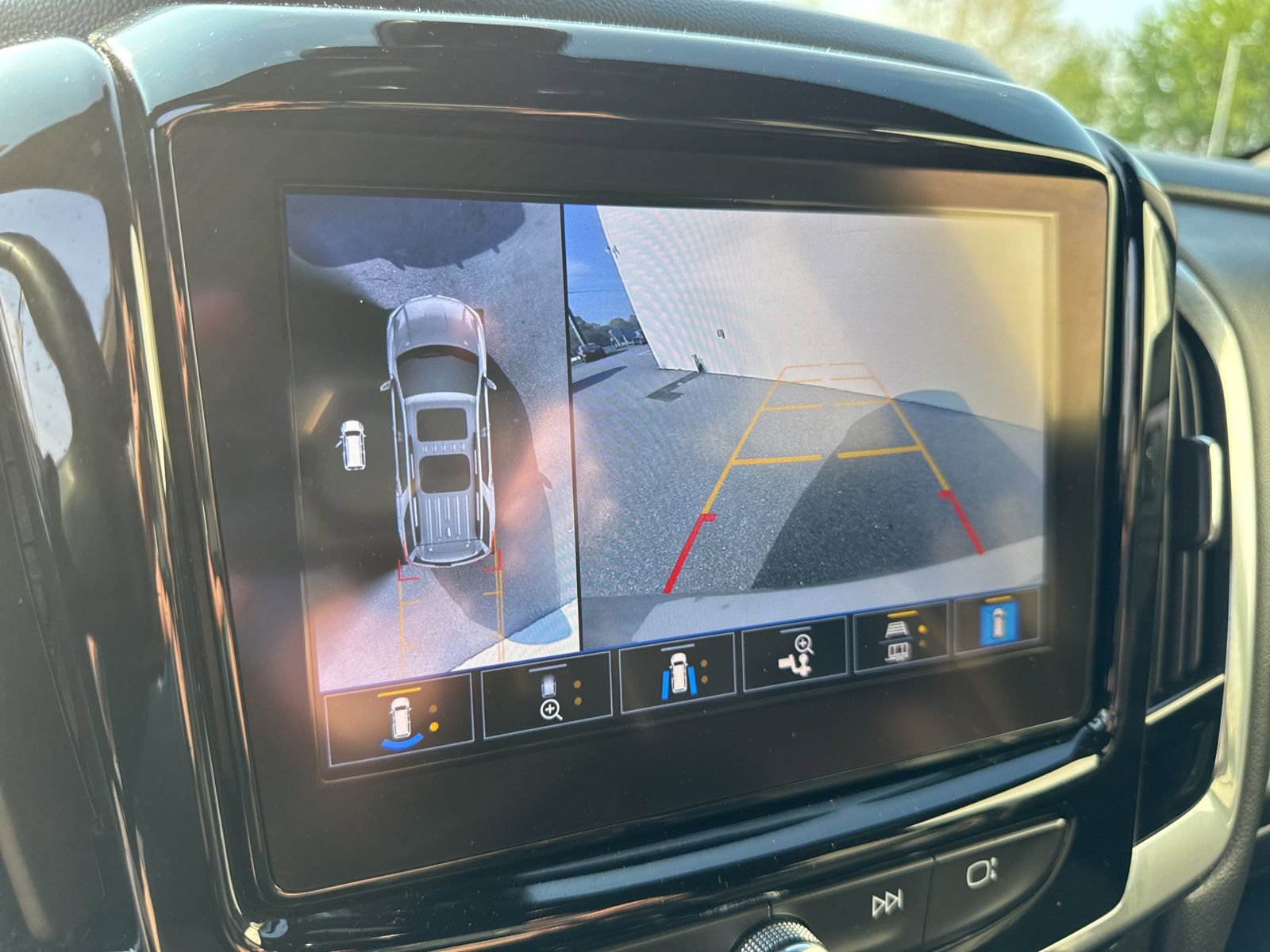 Used 2023 Chevrolet Traverse Premier image 2