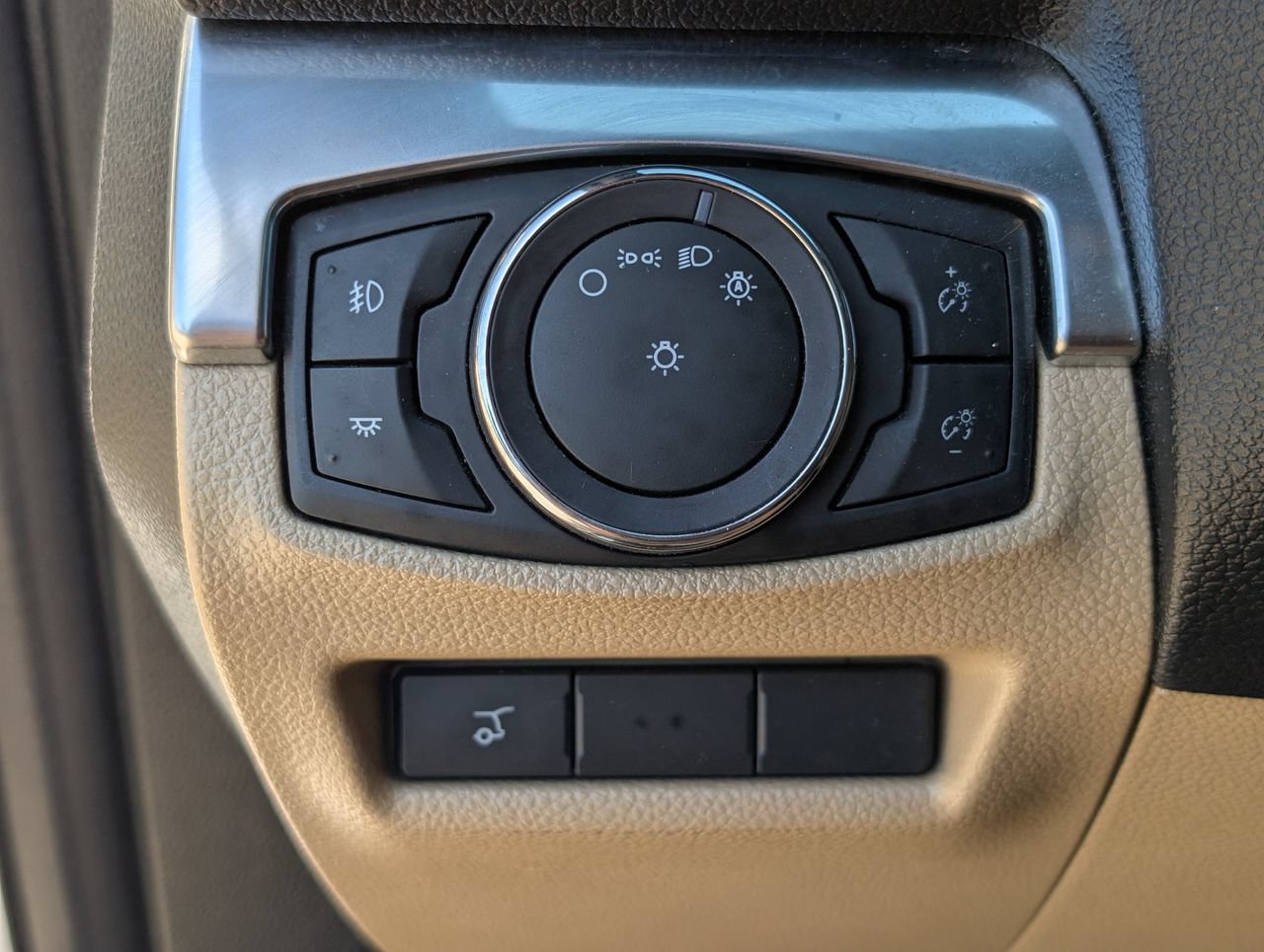 Used 2017 Ford Explorer Limited w/ Equipment Group 301A FWD image 22