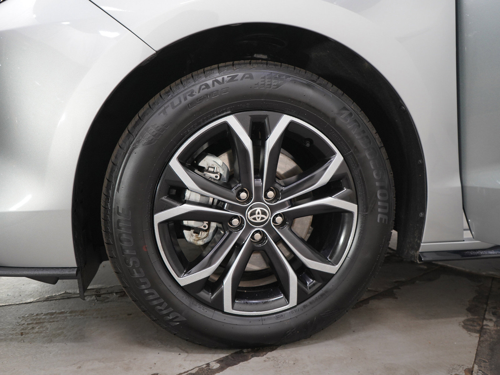 Used 2025 Toyota Sienna Platinum AWD/4WD image 35
