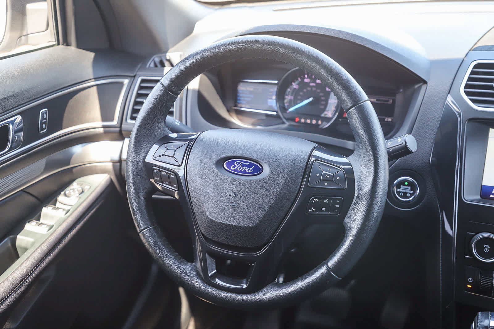 Used 2018 Ford Explorer XLT w/ Equipment Group 201A AWD/4WD image 18