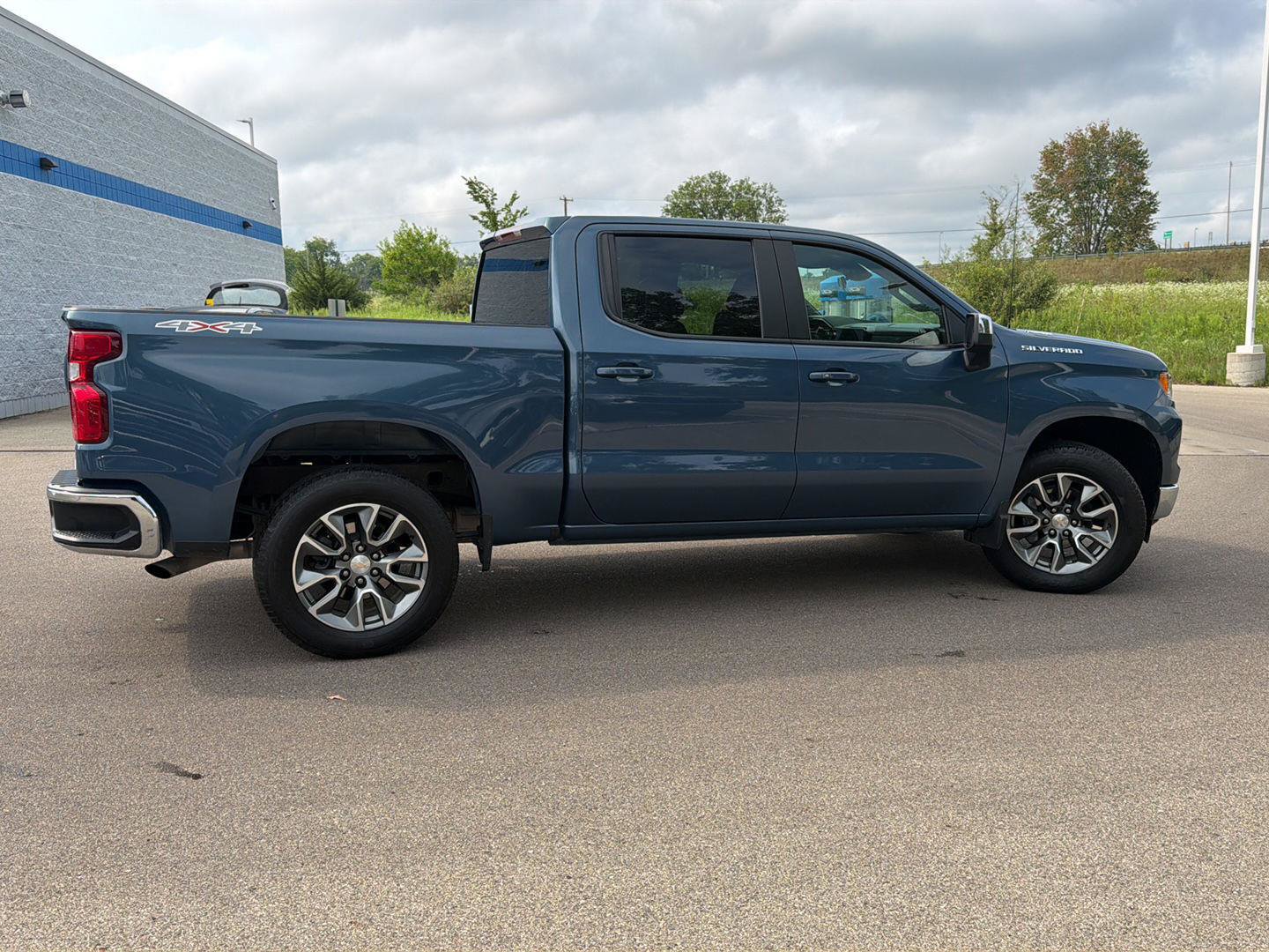 Used 2024 Chevrolet Silverado 1500 LT AWD/4WD image 7