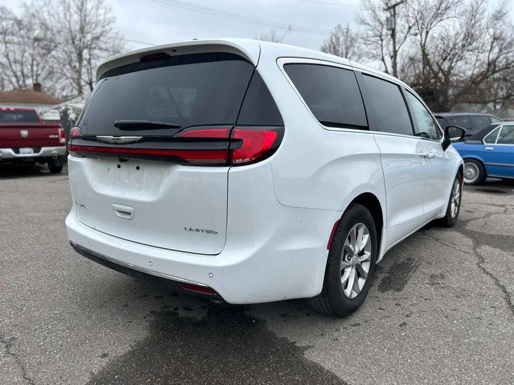 Used 2026 Chrysler Pacifica Limited image 5