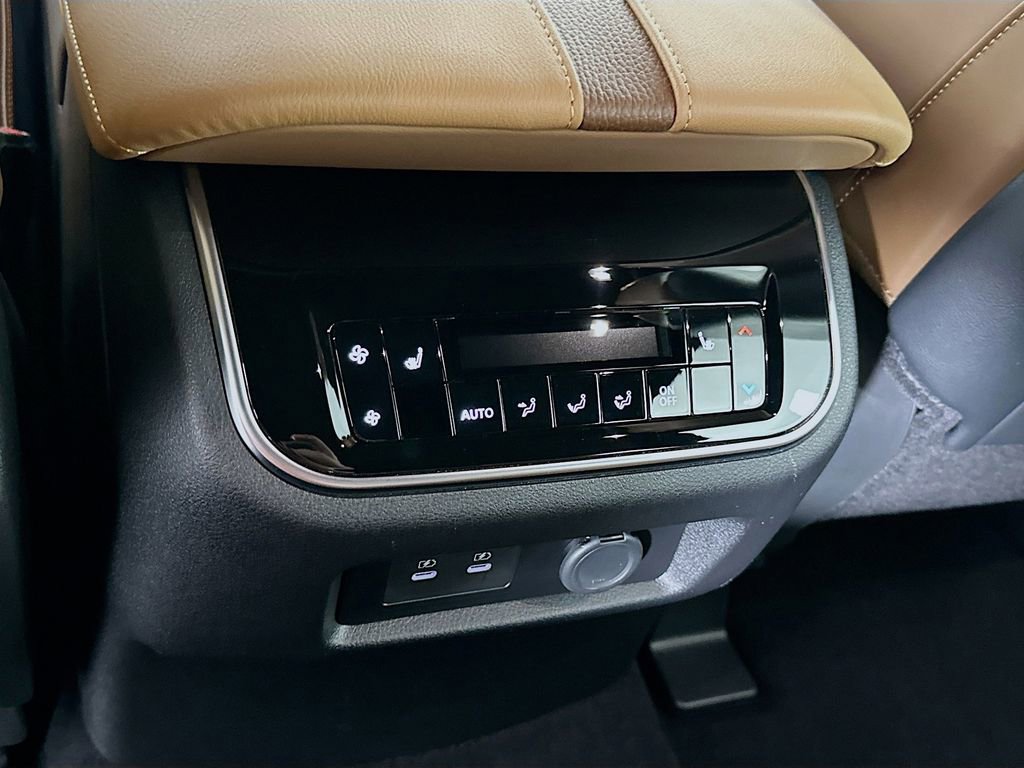 Certified 2025 Nissan Armada Platinum Reserve image 36