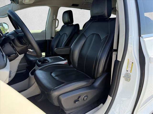 Used 2023 Chrysler Pacifica Touring-L FWD image 11