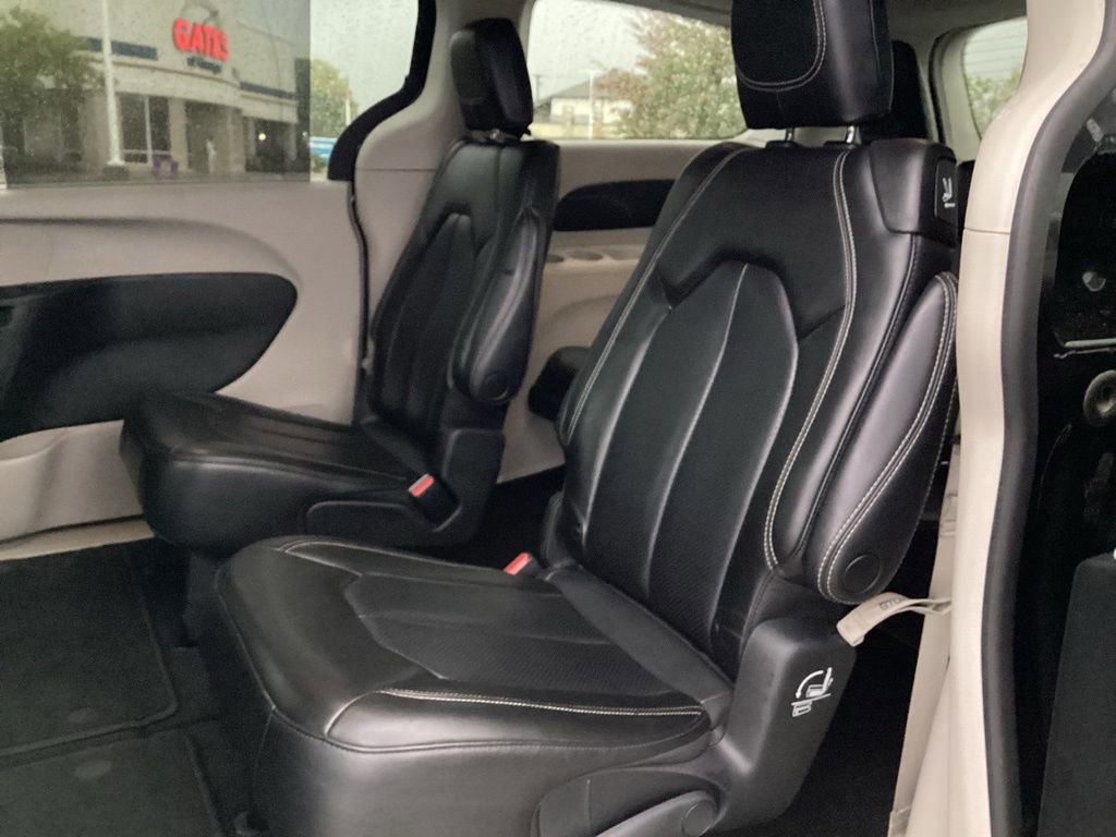 Used 2023 Chrysler Pacifica Touring-L image 18