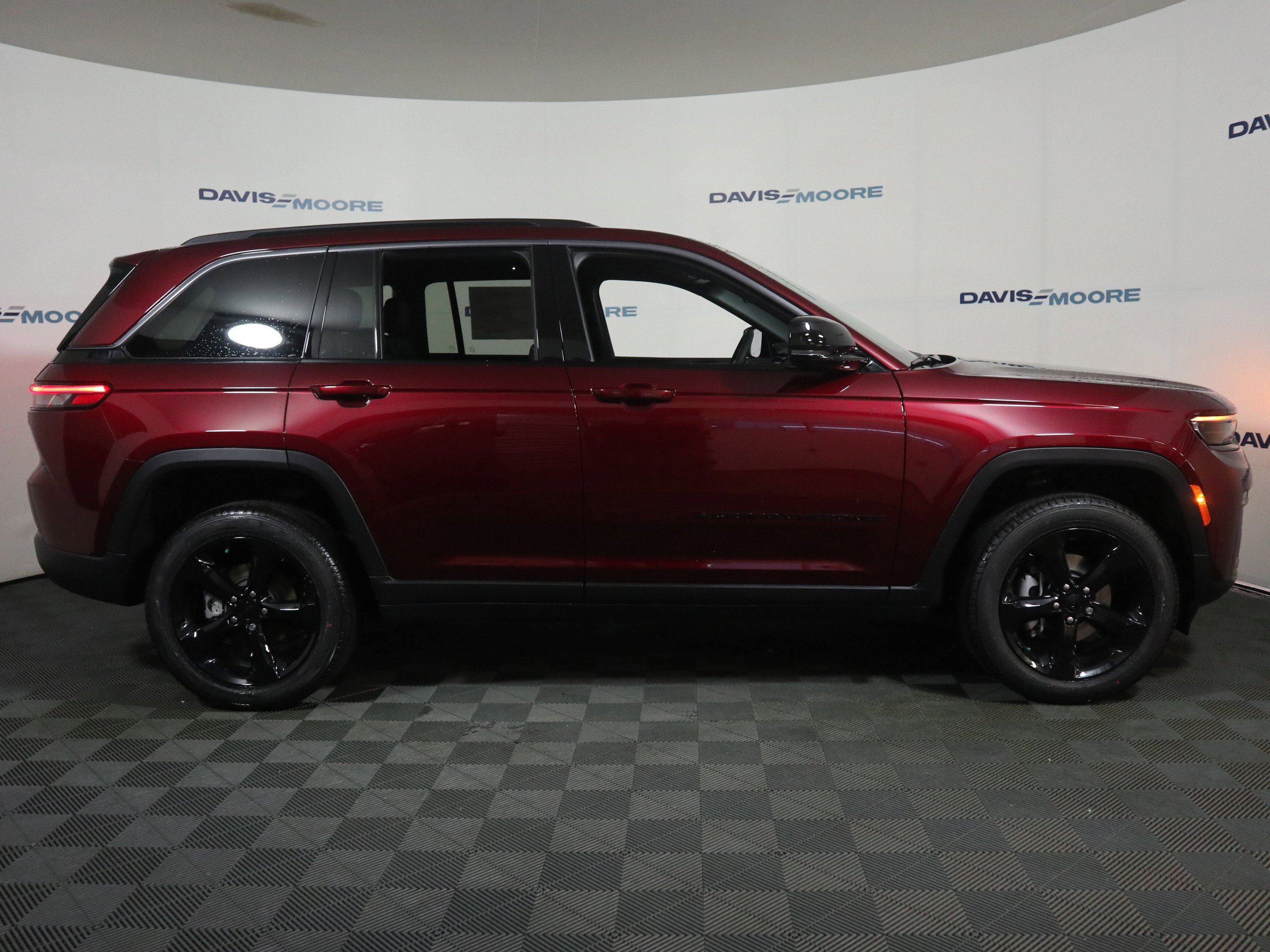 New 2026 Jeep Grand Cherokee Limited w/ Limited Altitude Package AWD/4WD image 4