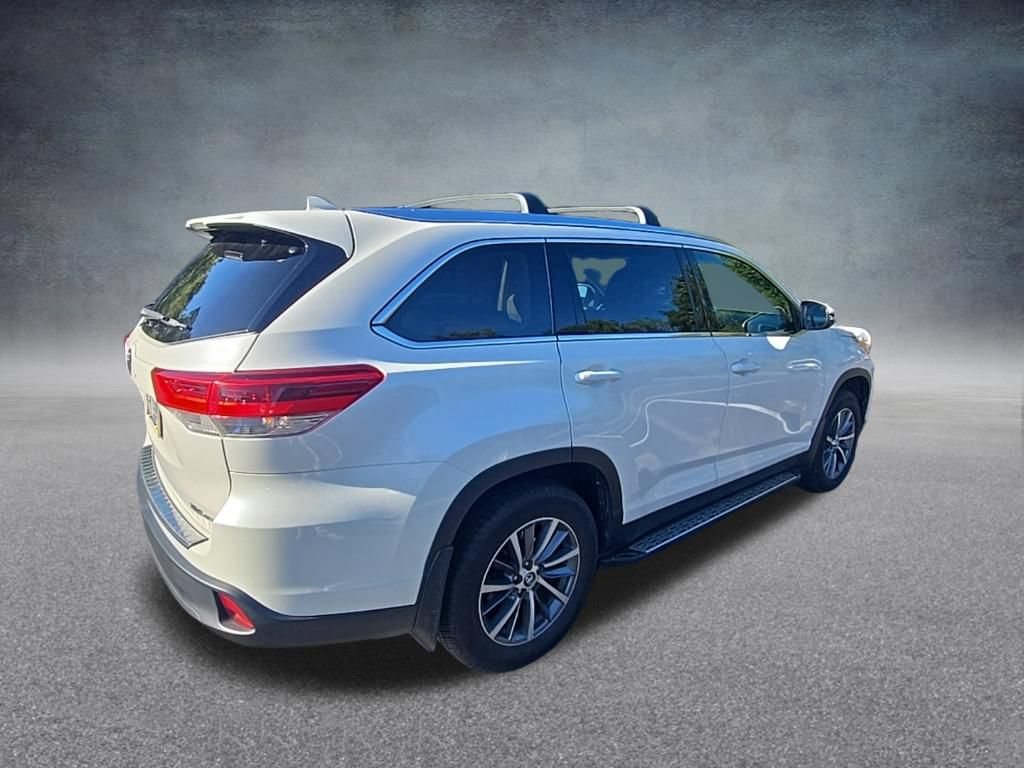 Used 2019 Toyota Highlander XLE w/ Carpet Mat Package (TMS) AWD/4WD image 6