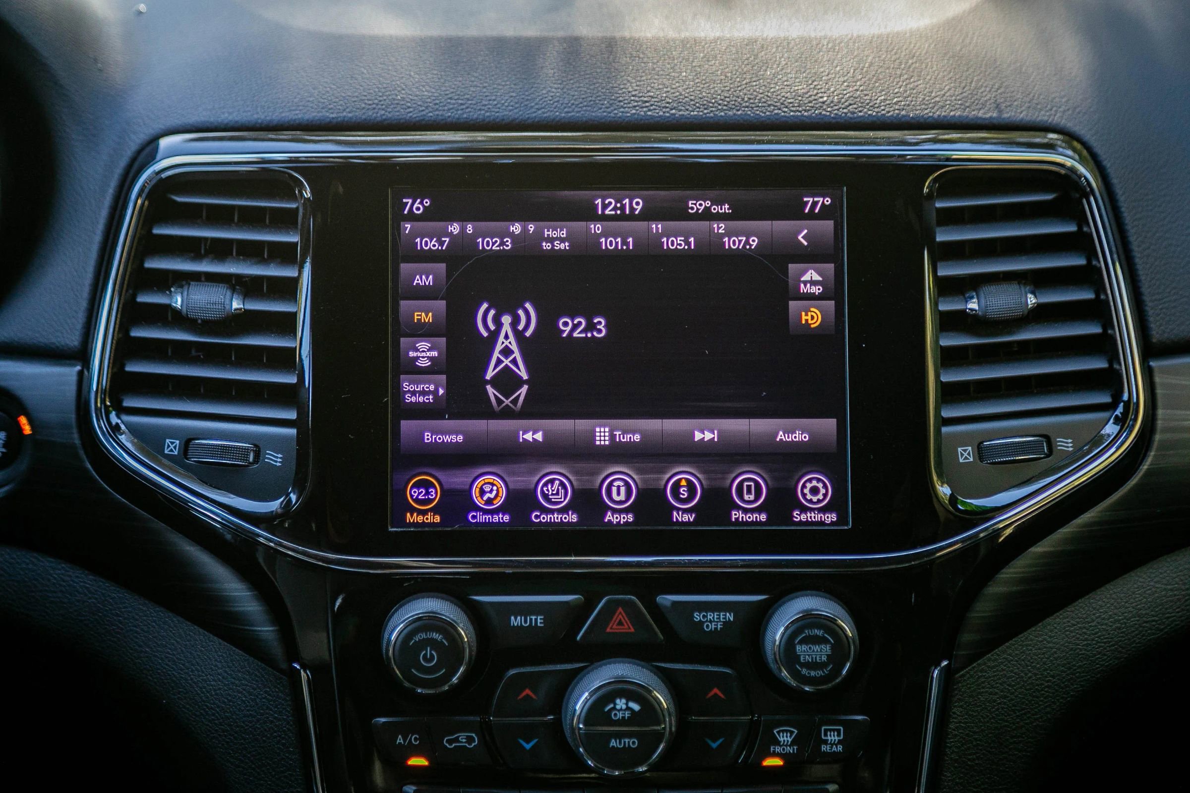 Used 2020 Jeep Grand Cherokee Altitude image 24