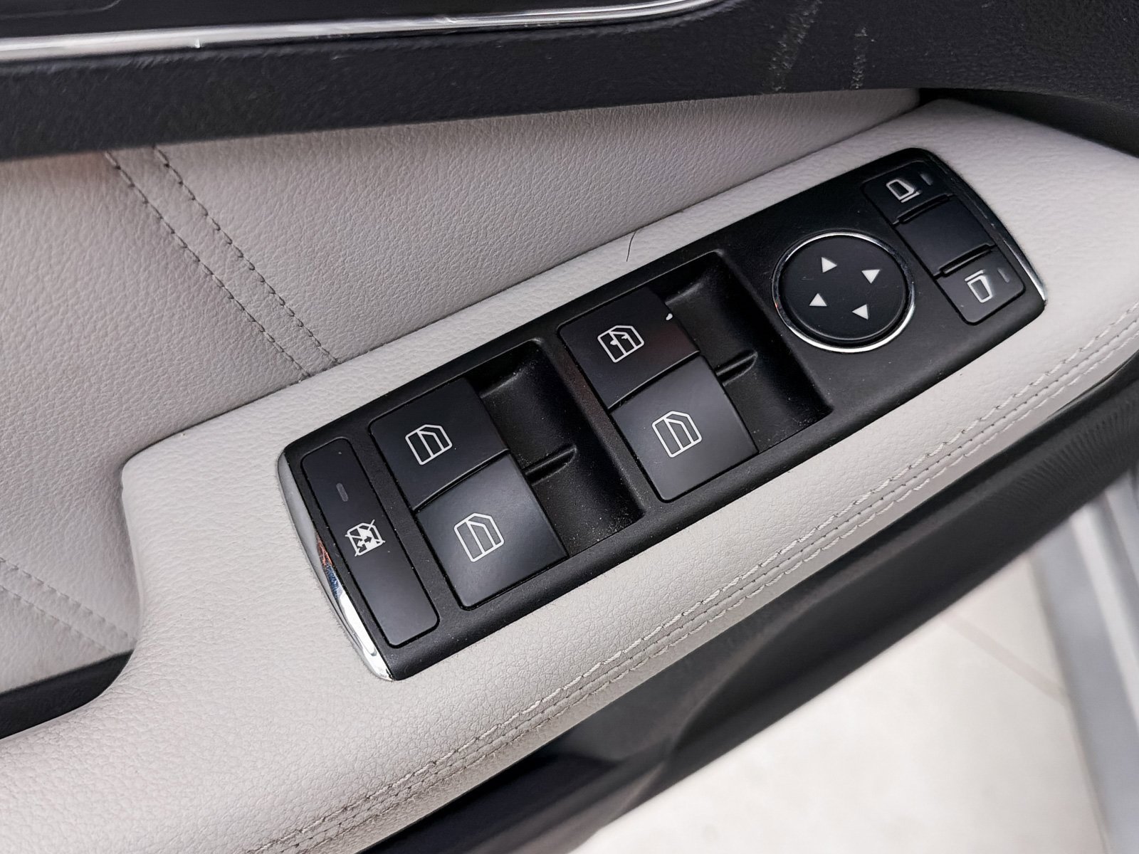 Used 2010 Mercedes-Benz E 350 Sedan image 13