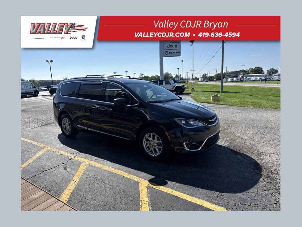 Used 2020 Chrysler Pacifica Touring-L FWD image 1