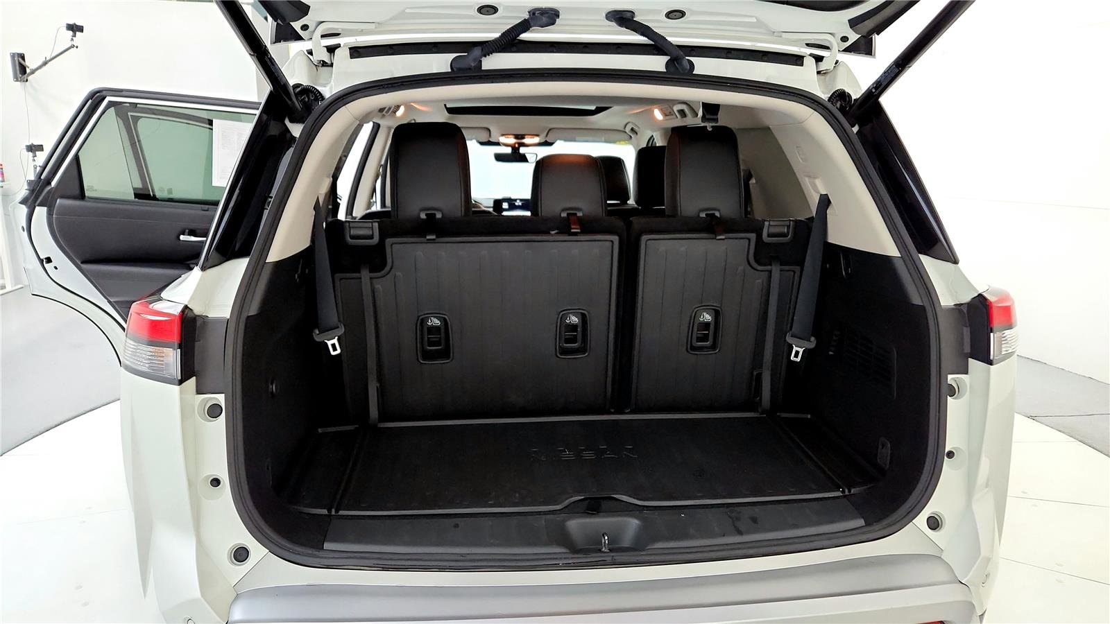 Used 2023 Nissan Pathfinder SL w/ SL Premium Package image 32