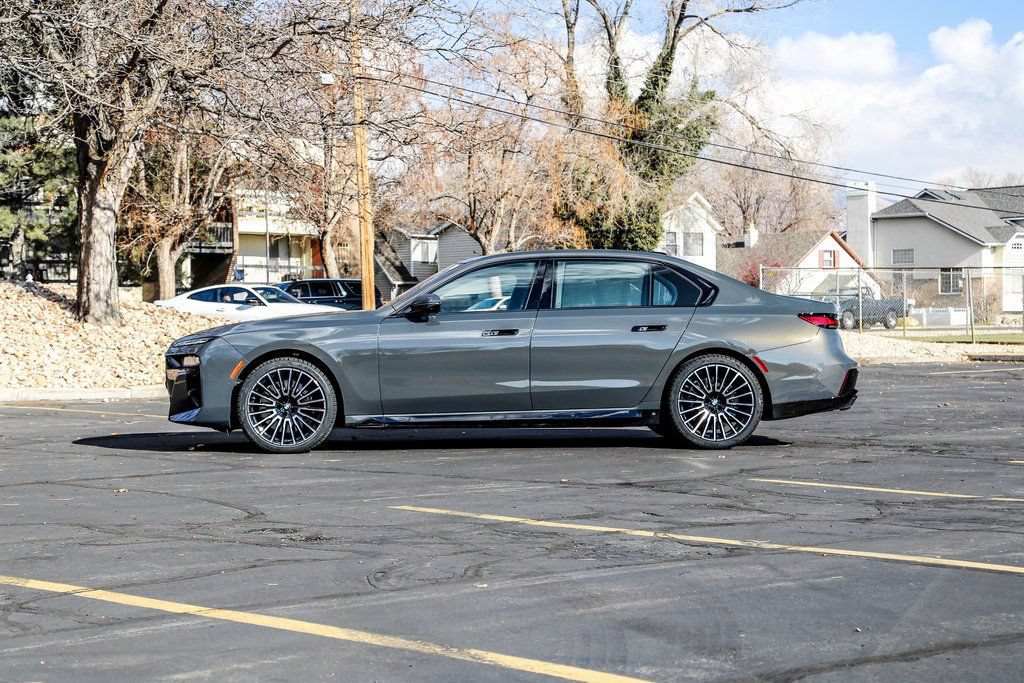 Used 2025 BMW 760i xDrive w/ Executive Package AWD/4WD image 2