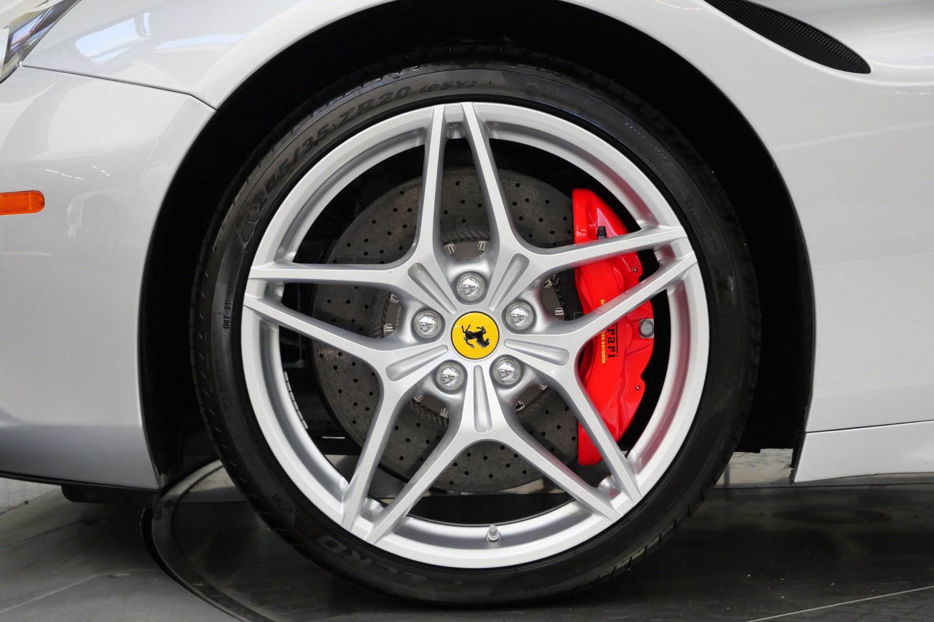 Used 2017 Ferrari California T RWD image 10
