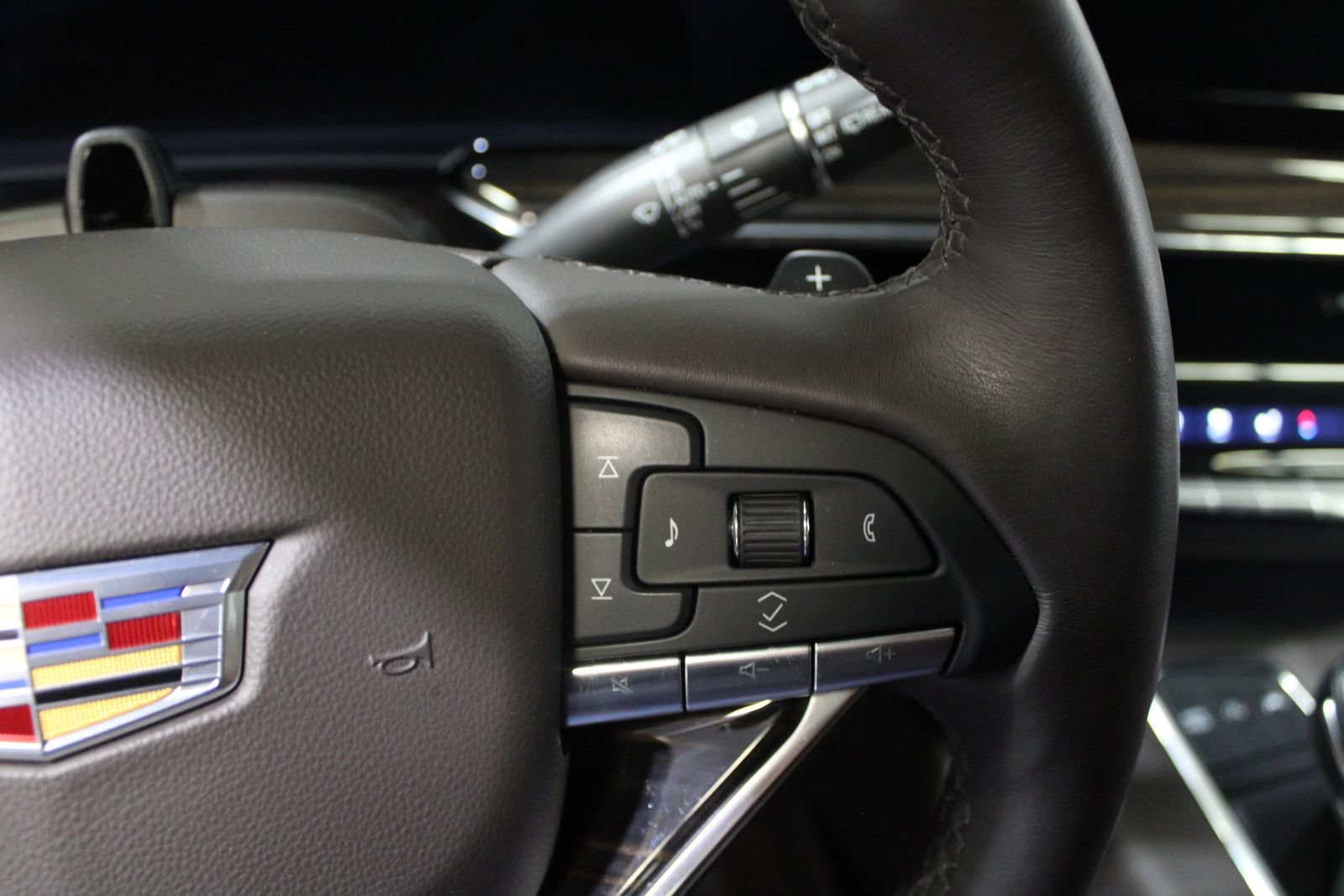 Used 2023 Cadillac Escalade ESV Premium Luxury w/ Performance Package AWD/4WD image 35