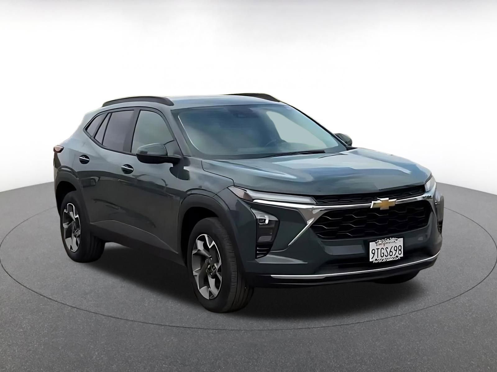 Used 2025 Chevrolet Trax LT w/ LT Convenience Package FWD image 3