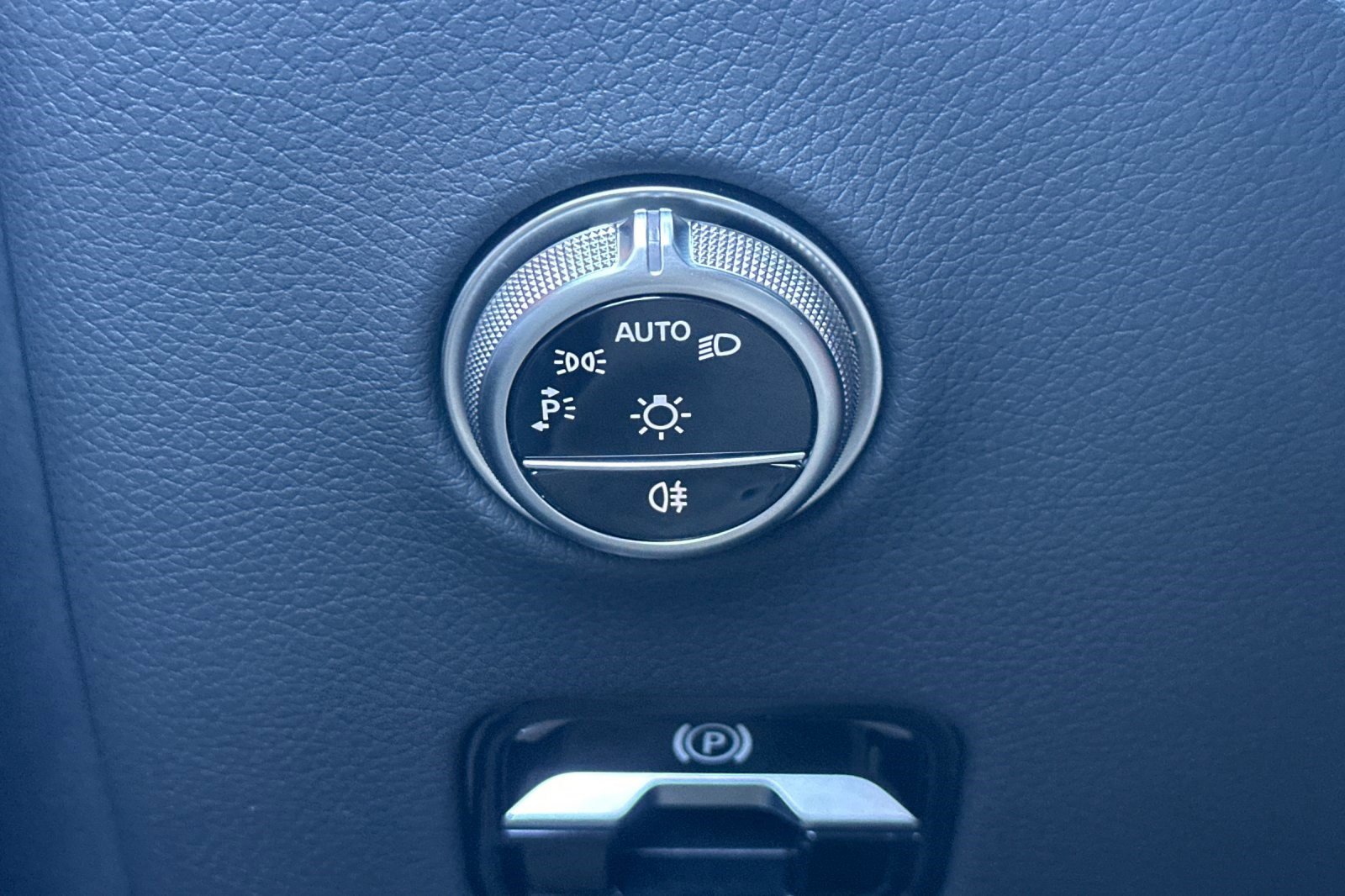 Used 2025 Mercedes-Benz GLC 350e 4MATIC image 36