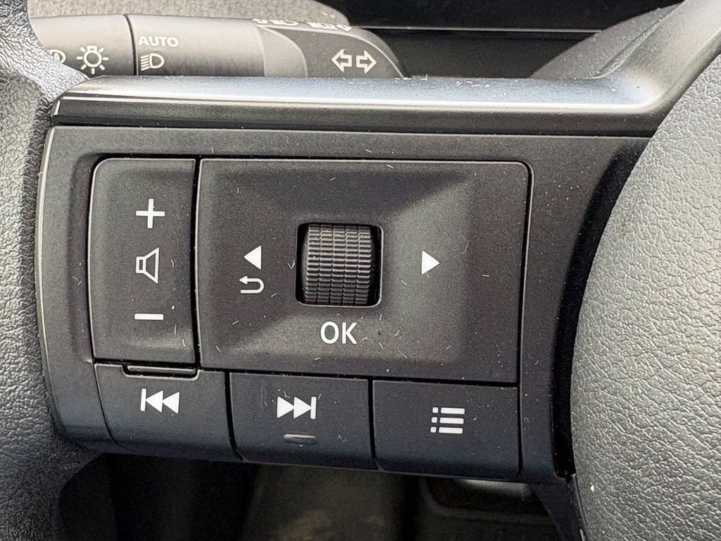 Used 2025 Nissan Kicks SV AWD/4WD image 19
