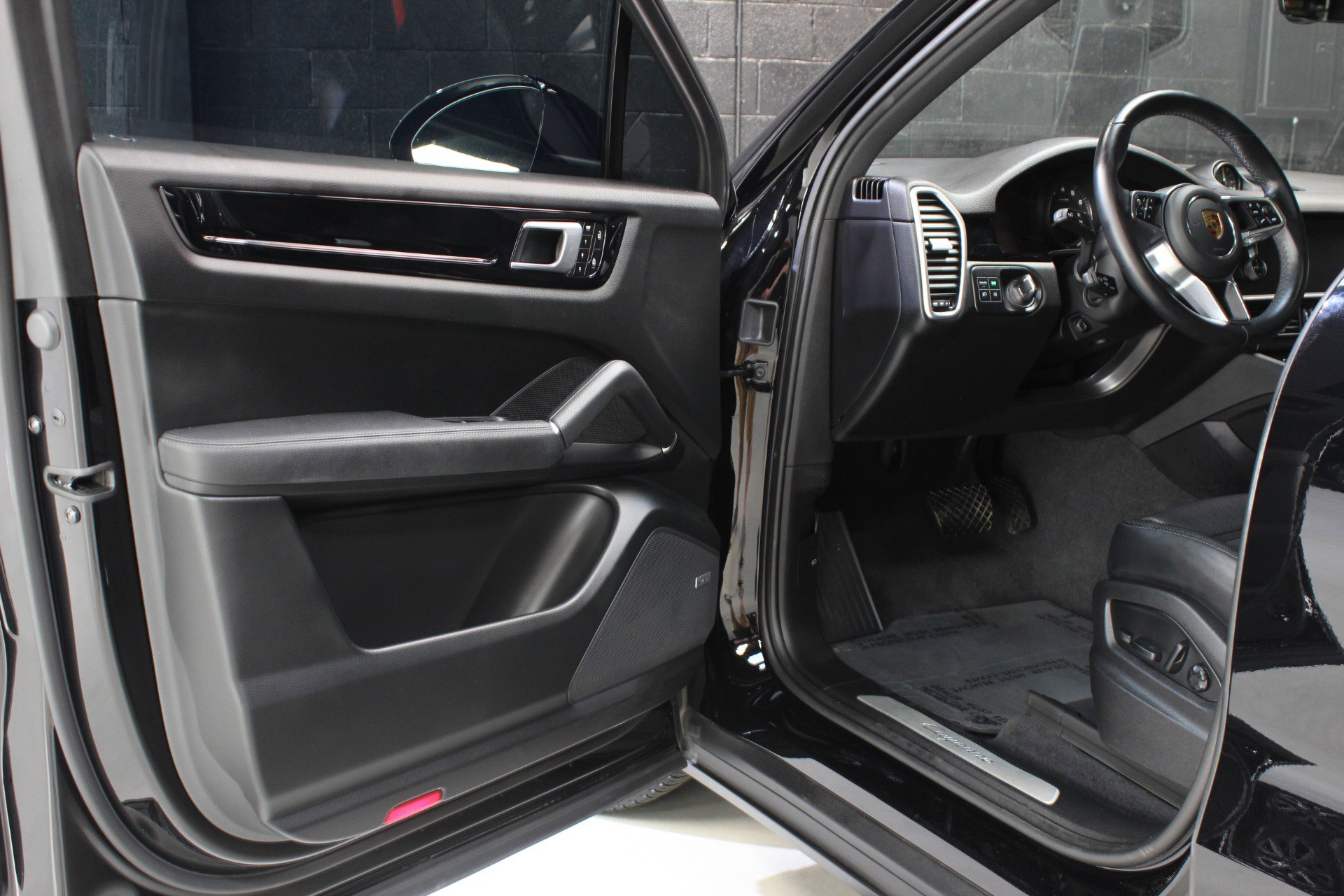 Used 2022 Porsche Cayenne E-Hybrid w/ Premium Package image 22