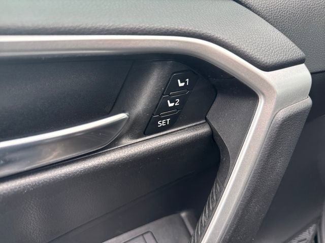 Used 2022 Toyota RAV4 XLE Premium image 10