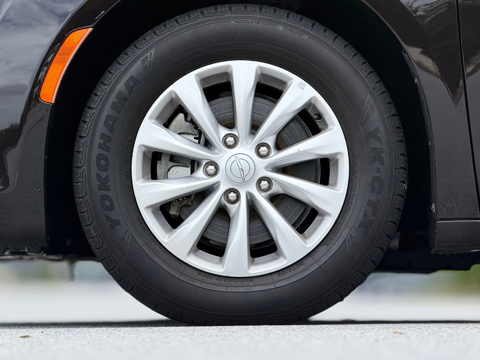 Used 2017 Chrysler Pacifica Touring-L FWD image 18