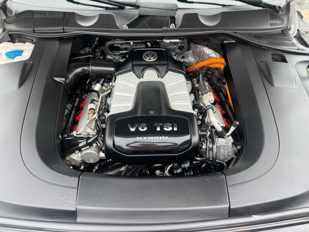 Used 2013 Volkswagen Touareg Hybrid image 38