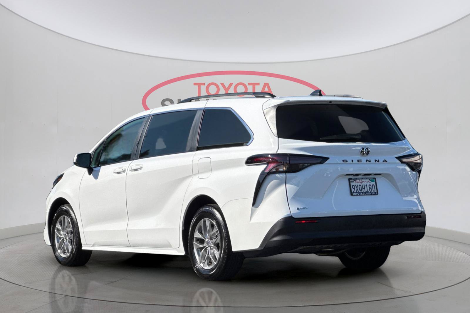 Used 2026 Toyota Sienna LE FWD image 7