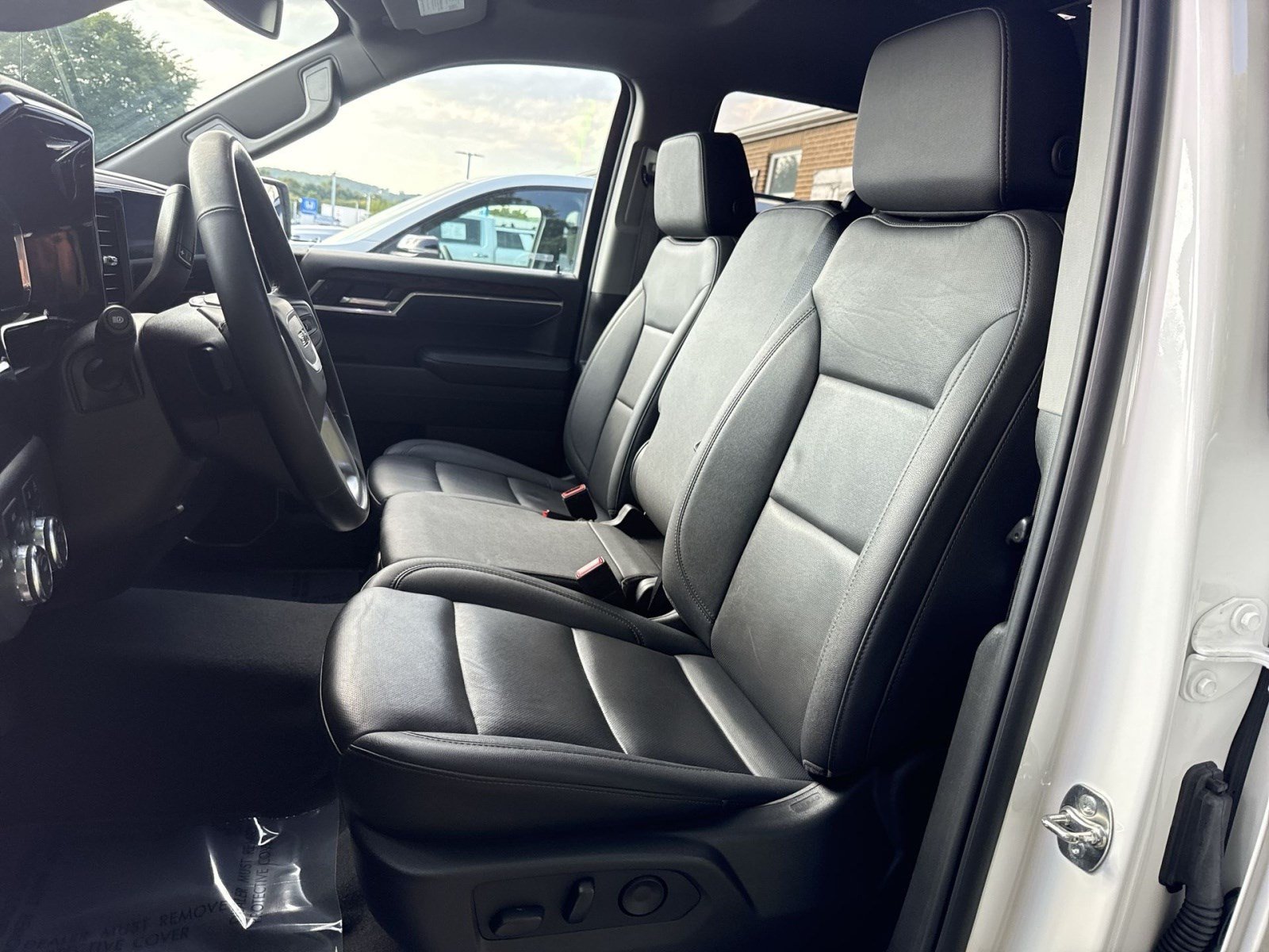 Used 2025 GMC Sierra 1500 SLT AWD/4WD image 13