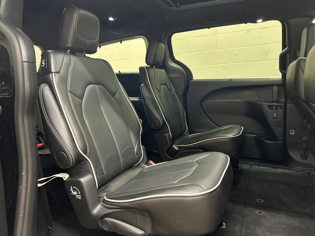 Used 2024 Chrysler Pacifica Limited w/ S Appearance Package FWD image 11