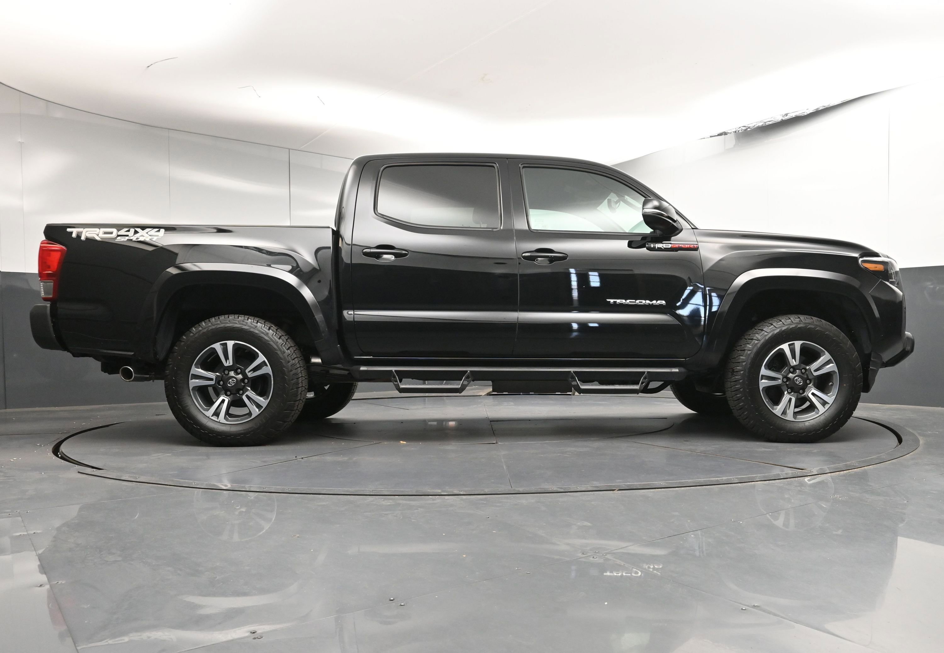 Used 2017 Toyota Tacoma TRD Sport image 29