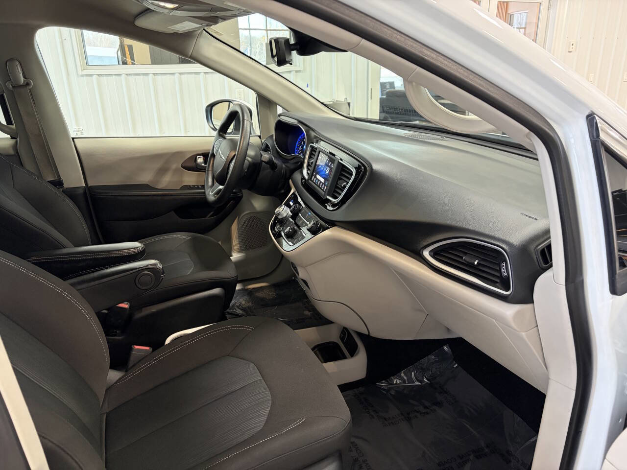 Used 2021 Chrysler Voyager LX image 28
