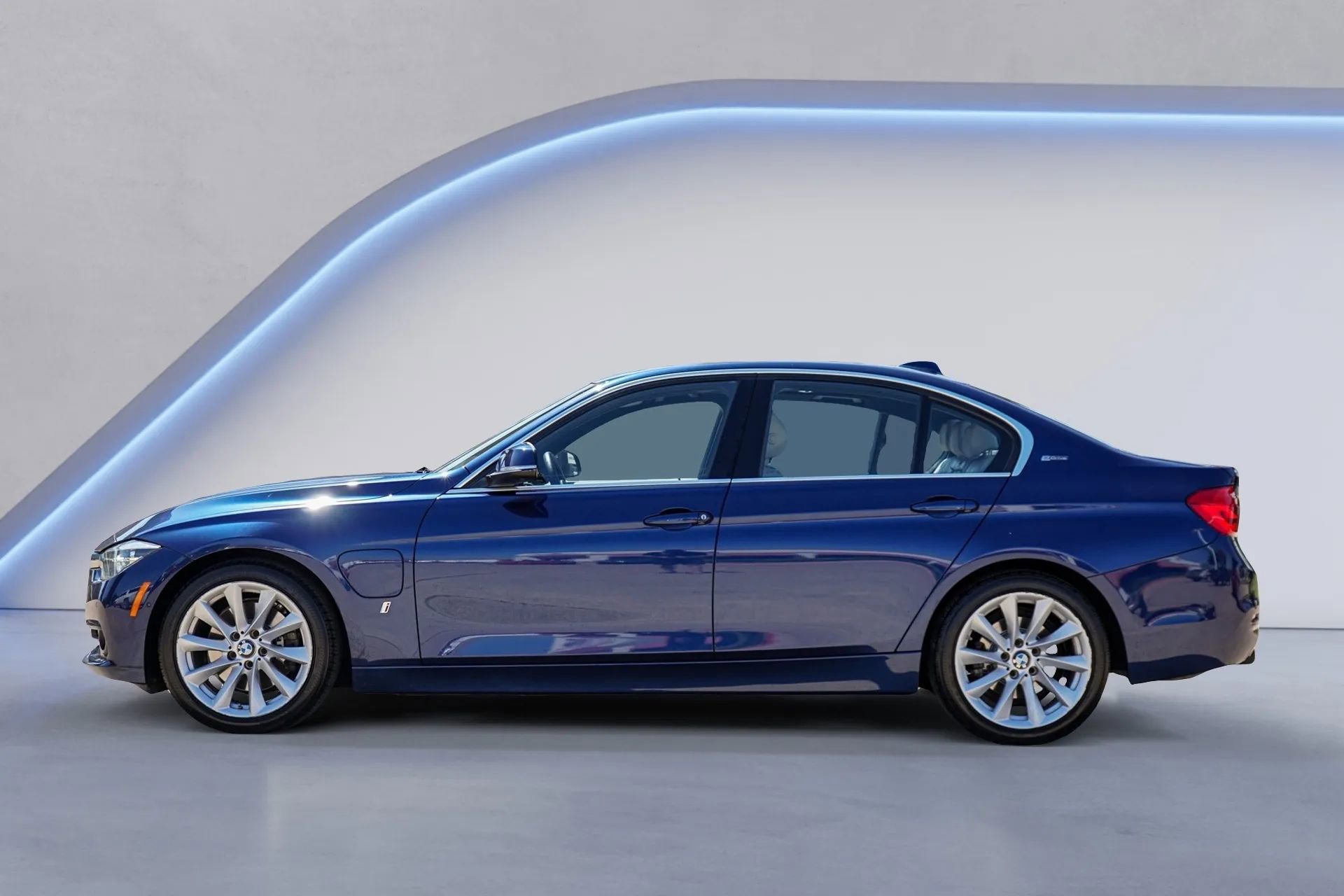 Used 2017 BMW 330e image 3