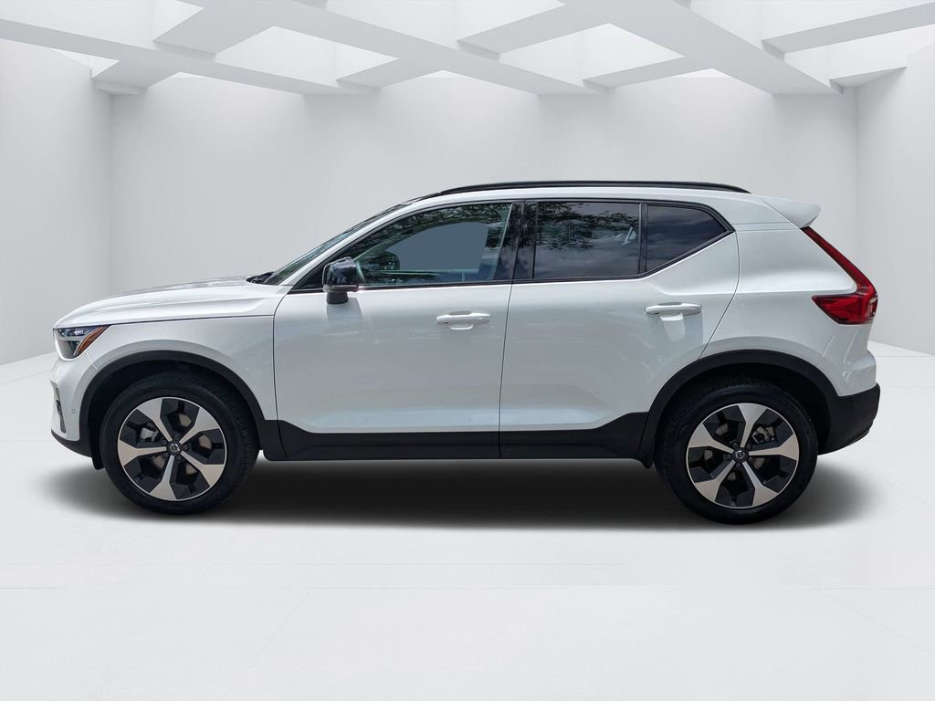 Certified 2026 Volvo XC40 B5 Plus AWD/4WD image 6