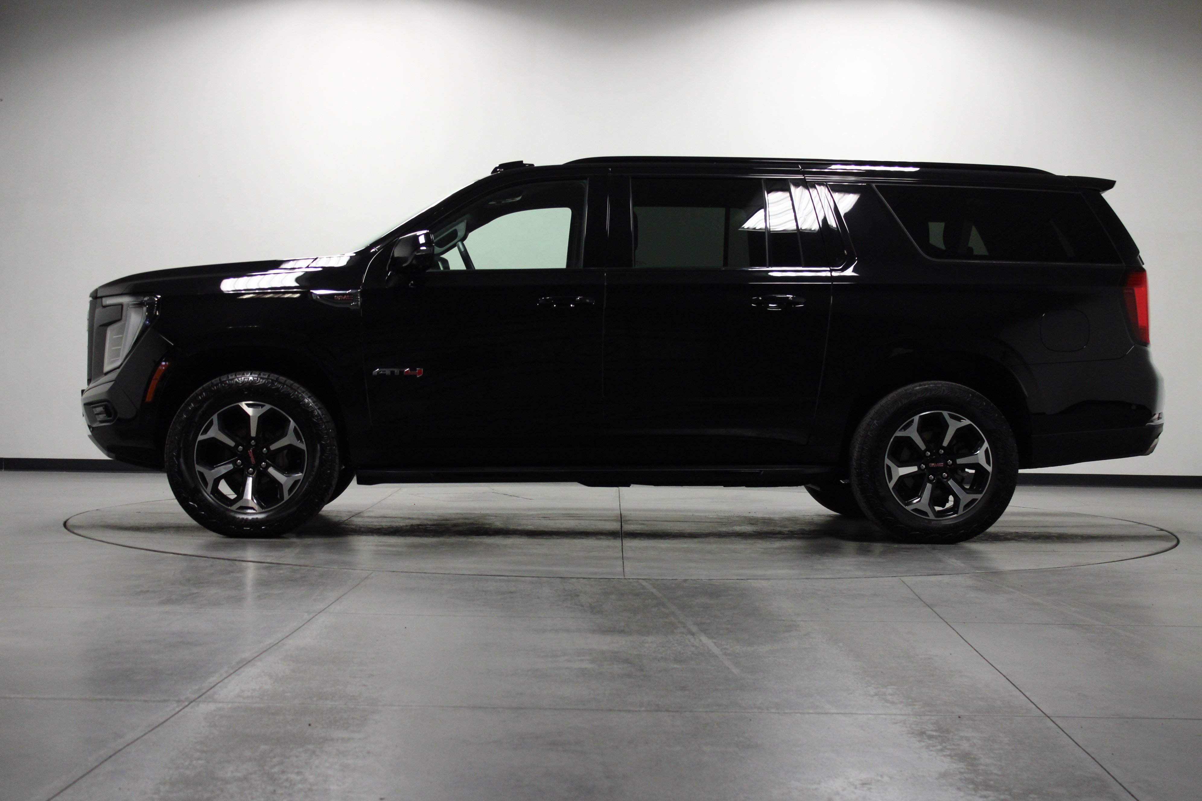 Used 2025 GMC Yukon XL AT4 AWD/4WD image 7