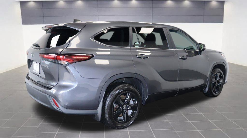 Used 2024 Toyota Highlander LE image 6