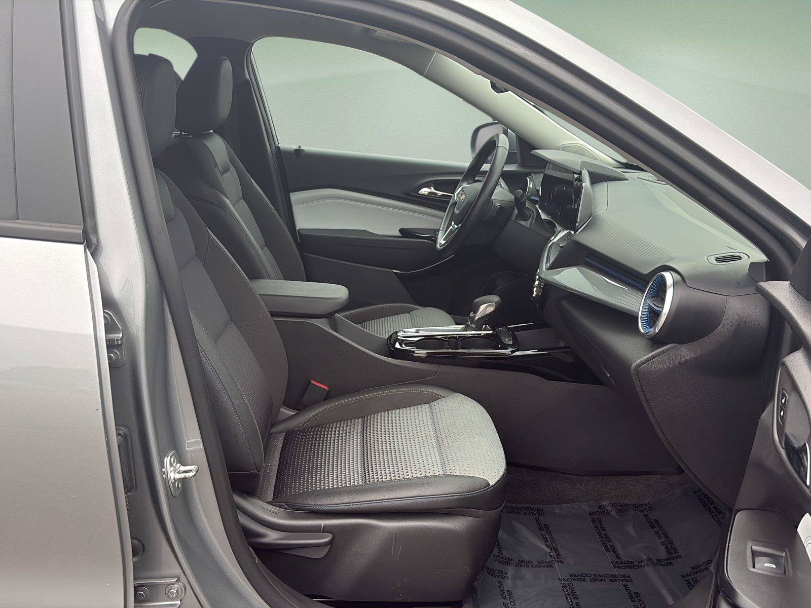 Used 2025 Chevrolet Trax LT w/ LT Convenience Package FWD image 13