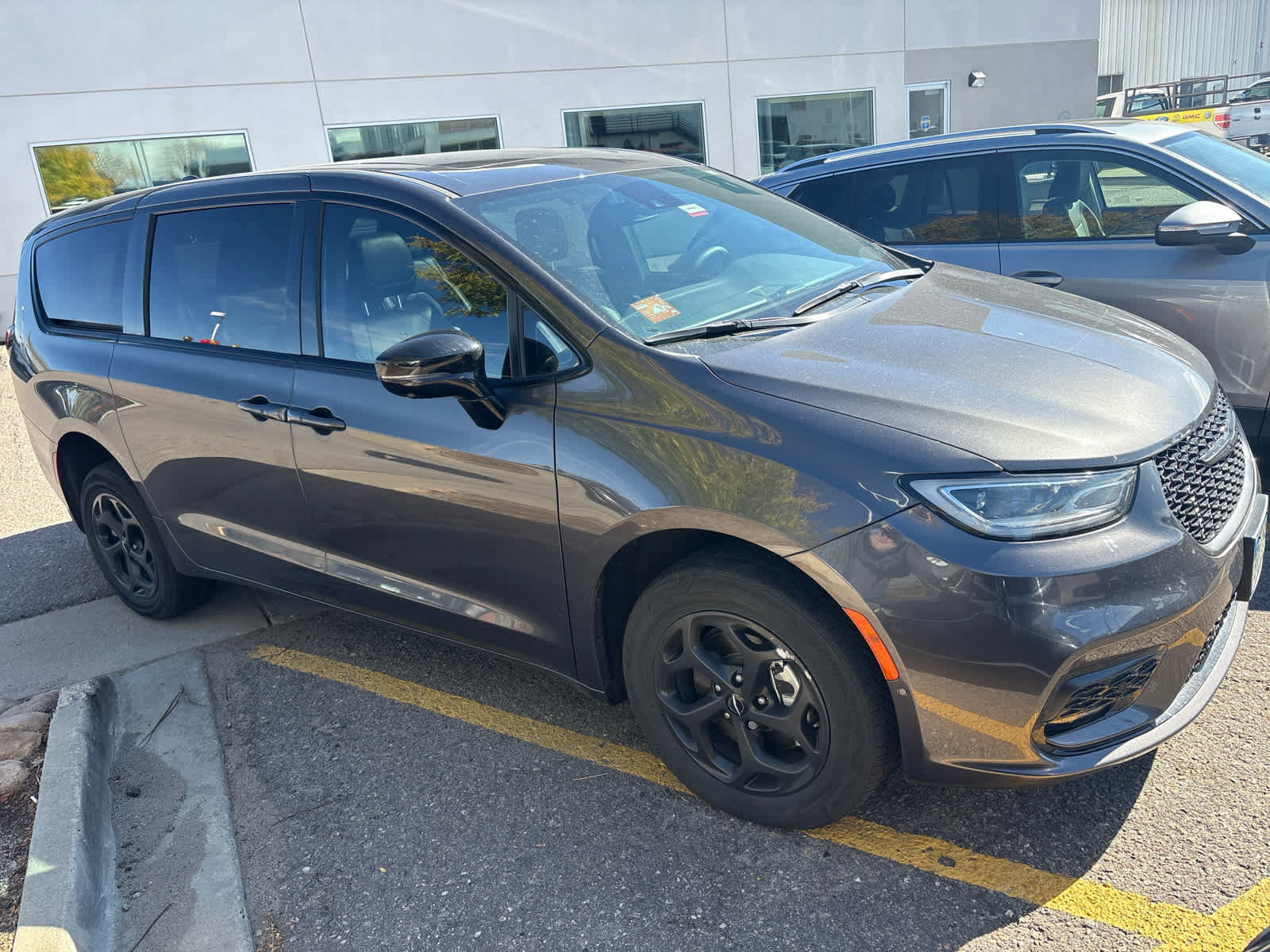 Used 2023 Chrysler Pacifica Limited w/ Uconnect Theater Family Group FWD image 4